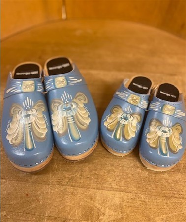 Träskor ljusblå kurbitsmålad